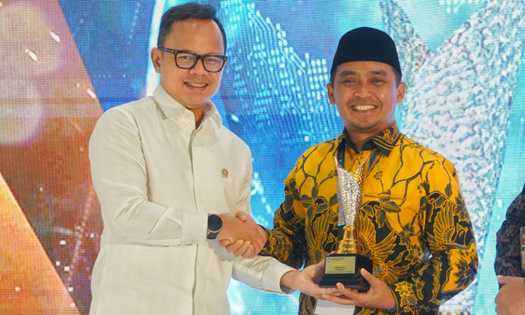 RAIH: Plt Wali Kota Pasuruan H. Adi Wibowo, S.T., M.Si. menerima APBD Award kategori Realisasi Pendapatan Daerah Tertinggi oleh Wakil Menteri Dalam Negeri Bima Arya Sugiarto.