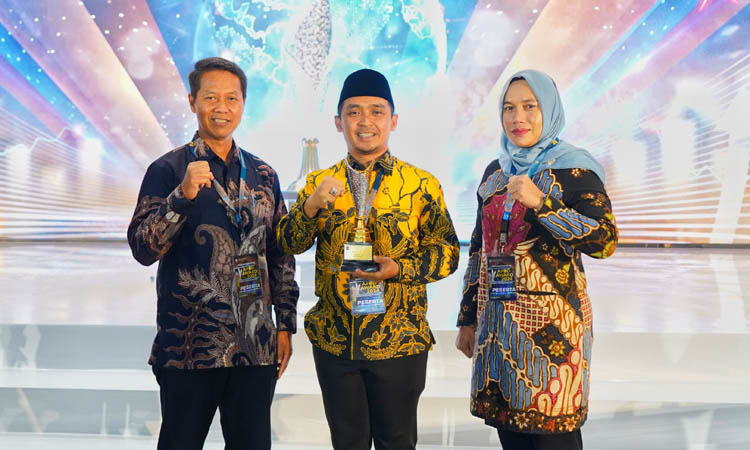 BERGENGSI: Pemkot Pasuruan meraih penghargaan kategori Realisasi Pendapatan Daerah Tertinggi di APBD Award RAKORNAS Keuangan Daerah 2024.