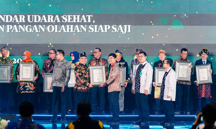 MENERIMA: Plt Wali Kota Pasuruan H. Adi Wibowo, S.T., M.Si. menerima Sanitasi Total Berbasis Masyarakat (STBM) oleh Wakil Menteri Kesehatan dr. Dante Saksono Harbuwono.