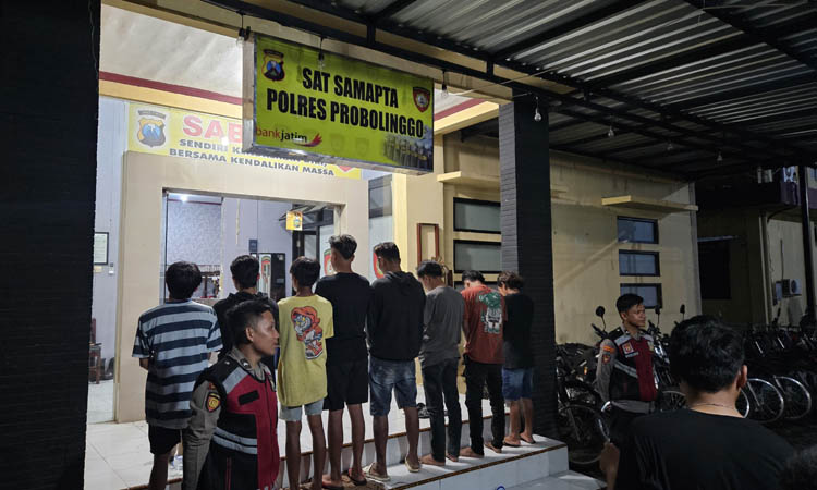 DIAMANKAN: Delapan remaja dan pemuda diamankan petugas karena terlibat tawuran di GOR Sasana Krida, Kelurahan Patokan, Kecamatan Kraksaan.