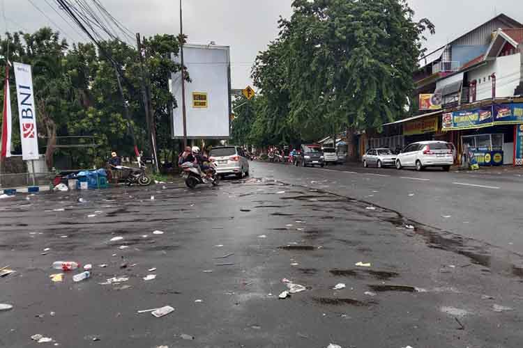 KOTOR: Sampah berserakan di Jalan Soekarno-Hatta, Kota Probolinggo, usai acara karnaval, Minggu (22/12).
