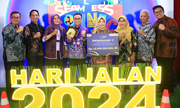 Pj Wali Kota Probolinggo bersama Sekda dan pejabat Dinas PUPR Kota Probolinggo berpose bareng plakat dan trofi juara di hari jalan.
