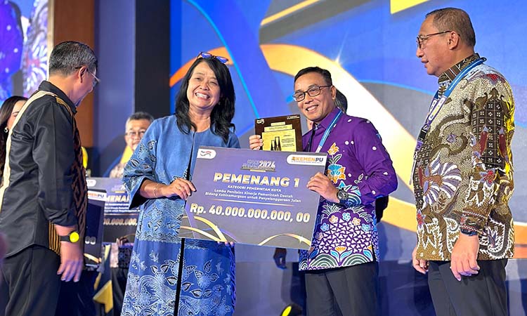 JUARA PERTAMA: Pj Wali Kota Probolinggo M Taufik Kurniawan menerima secara simbolis hadiah uang Rp 40 Miliar dari Wakil Menteri PUPR RI Diana Kusumastuti, (20/12) di Jakarta.