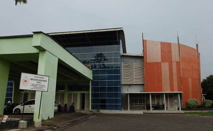 FASILITAS UMUM: Gedung Olahraga Mastrip yang juga menjadi kantor KONI. DI gedung inilah disebut ada ruang privat yang tak bisa dimanfaatkan untuk akses umum.