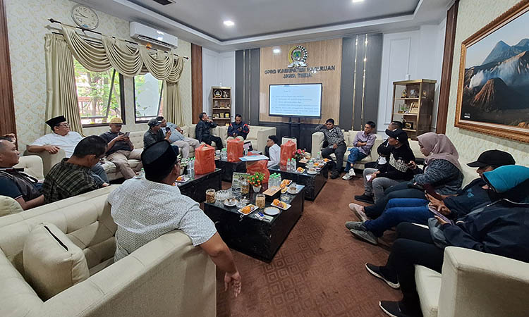 PRO KONTRA: Kalangan aktivis saat menghadap Pimpinan DPRD Kabupaten Pasuruan.