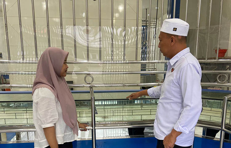HILANG: Karyawan toko emas Banyubiru saat menunjukkan hilangnya gelangnya emas di toko setempat.