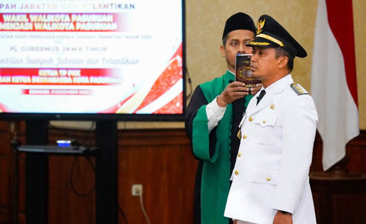 ORANG NOMOR SATU: Proses pengambilan Sumpah Adi Wibowo do Gedung Negara Grahadi di Surabaya, Senin (23/12) malam.