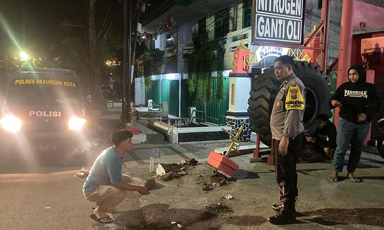LOKASI KECELAKAAN: Petugas Polsek  Bugul Kidul mengecek lokasi kecelakaan Rendi Jatmiko Putra dan Rafi Udin Khalis.