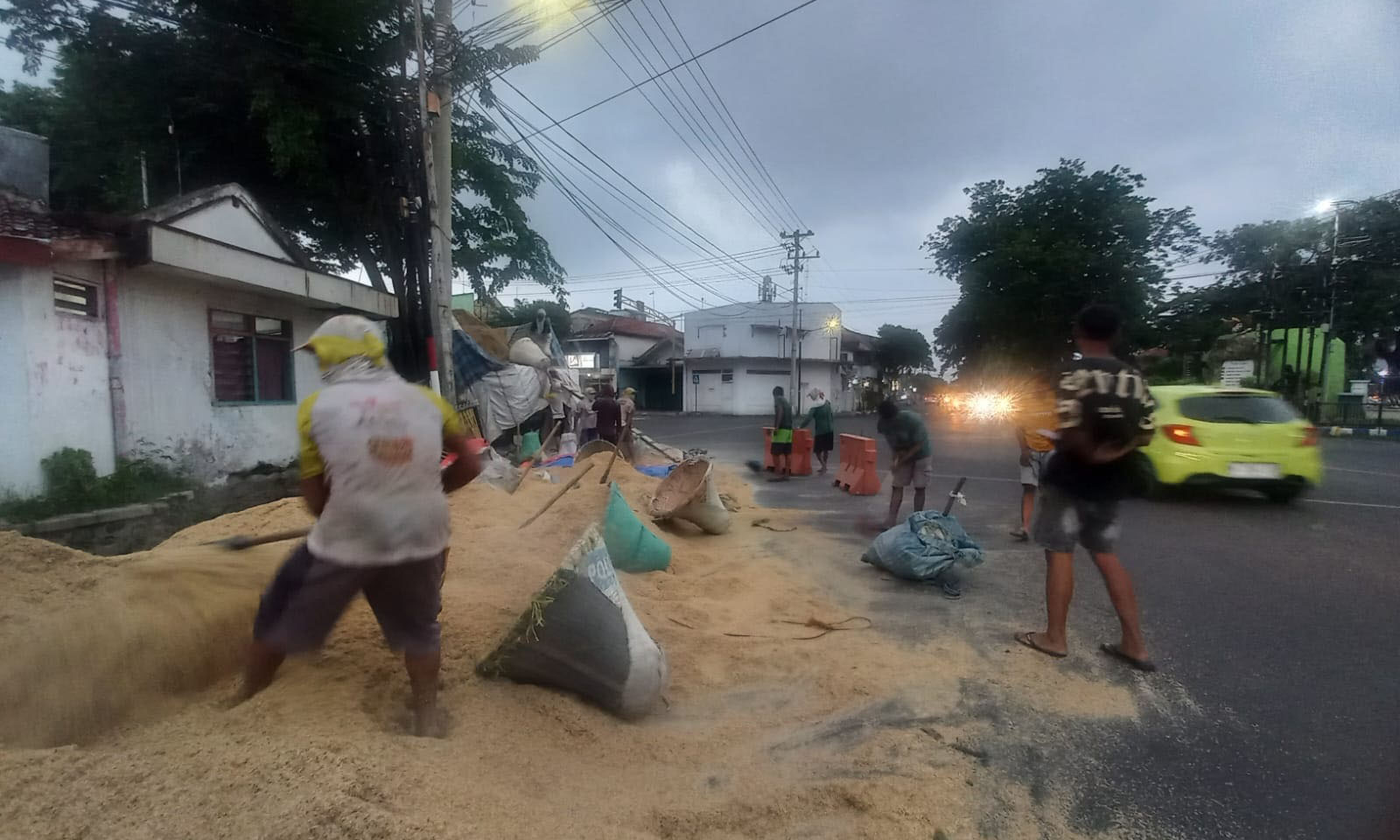 GULING: Truk bermuatan sekam yang dikemudikan Muhammad Ferdy, 16, terguling di perempatan Brak, Kota Probolinggo, Selasa (24/12) siang.