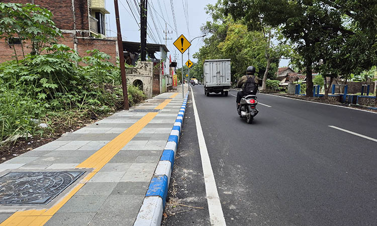 TUNTAS: Peningkatan Jalan Kyai Mansyur yang sudah rampung. Pengerjaan jalan setempat, sempat mengalami keterlambatan.