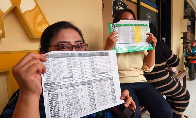 Sejumlah warga saat melapor ke SPKT Polres Pasuruan Kota soal laporan kasus dugaan penipuan modus investasi skincare di Pasuruan. (Mokhamad Zubaidillah/ Radar Bromo)