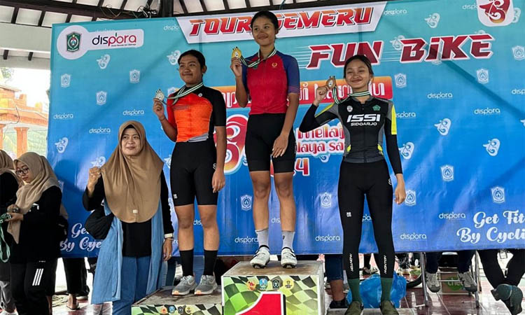 BANGGA: Diajeng Putri Ayu Sabilla yang meraih emas di nomor Individual Road Race (IRR) 82 kilometer.