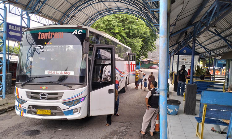 SEPI: Kondisi Terminal Tipe A Pandaan yang relatif sepi. Kondisi ini, berdampak terhadap tingkat penumpang bus yang menurun.