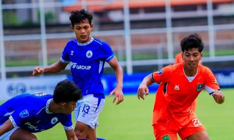 PERTAHANKAN: Pemain bertahan Persekapbas Pasuruan, Dani saat berusaha mempertahankan bola dari pemain PSCS Cilacap beberapa waktu lalu.