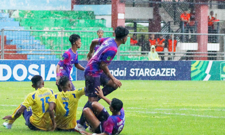 PERFORMA MENURUN: Pemain Rans Nusantara FC saat berlaga melawan Gresik United di Stadion Untung Suropati, beberapa waktu lalu.