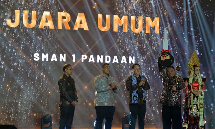 f-smunda 01 MEMBANGGAKAN: Kepala Sekolah SMAN 1 Pandaan, Teguh Hariawan, mengangkat hadiah kunci simbolis sebagai tanda diraihnya juara umum dalam acara SMA Awards 2024.