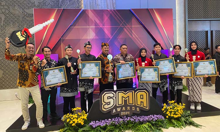 TIM HEBAT: Kontingen SMAN 1 Pandaan berhasil meraih predikat juara umum di ajang SMA Awards 2024.