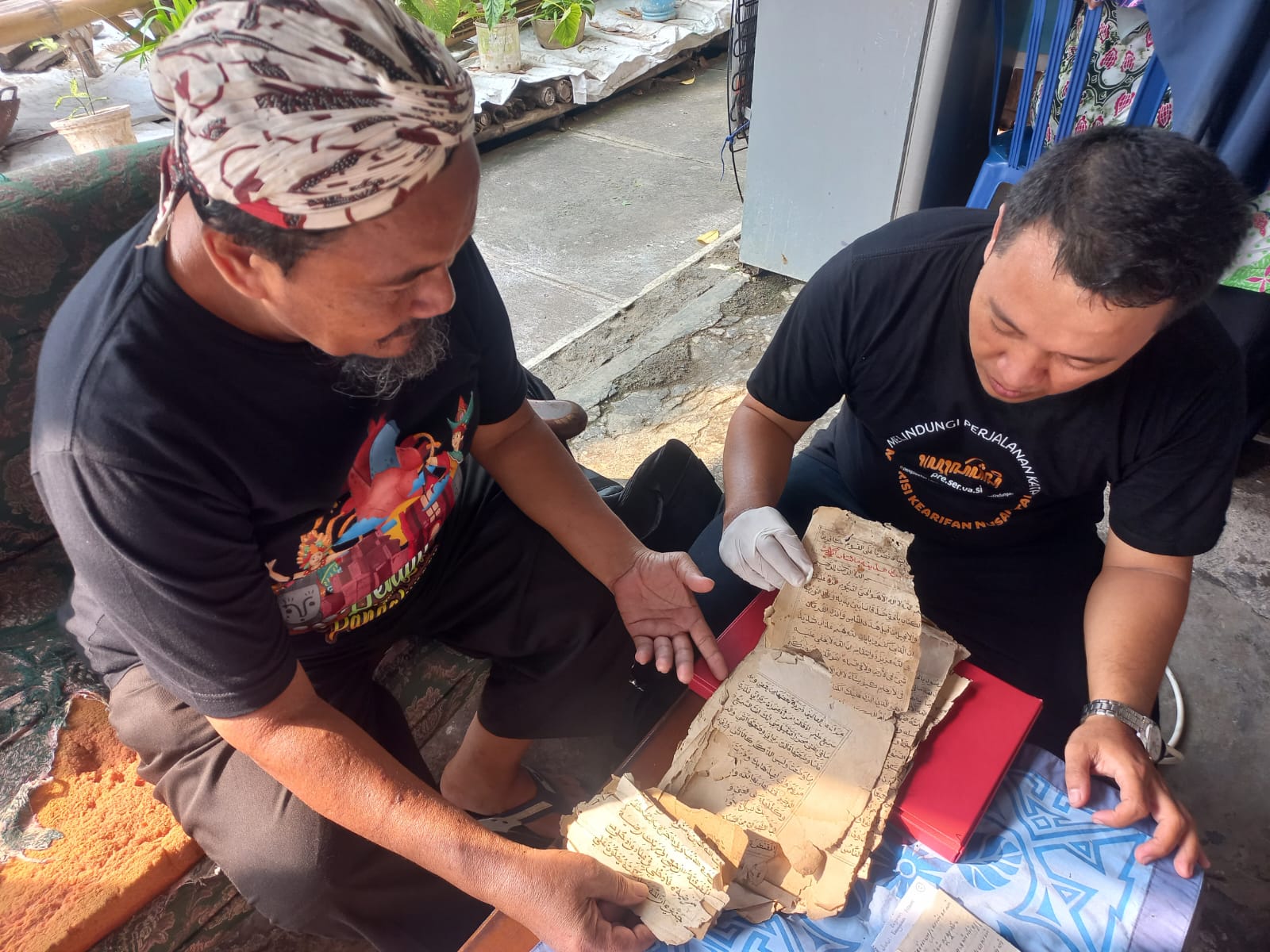 pengecekan naskah kuno di Pojok Literasi, beberapa waktu lalu.