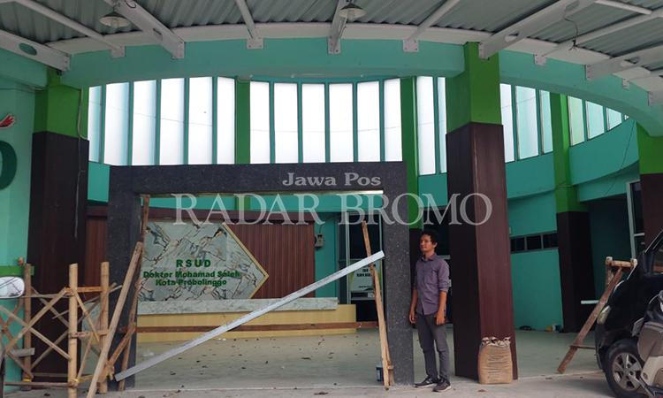 TAK SELESAI: Rehab ruang IGD RSUD dr Mohamad Saleh tak selesai tepat waktu, karena penyedia tak bisa mendapat bahan baku kaca.