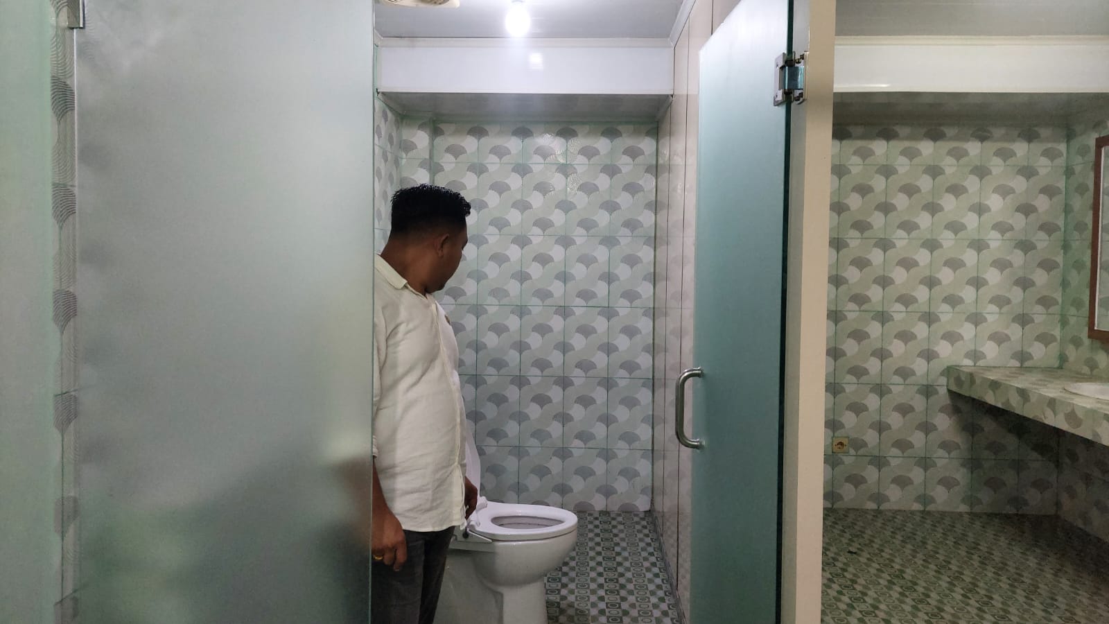 Kondisi kamar mandi di ruangan privat kantor KONI Kota Probolinggo. (Arif Mashudi/ Radar Bromo)