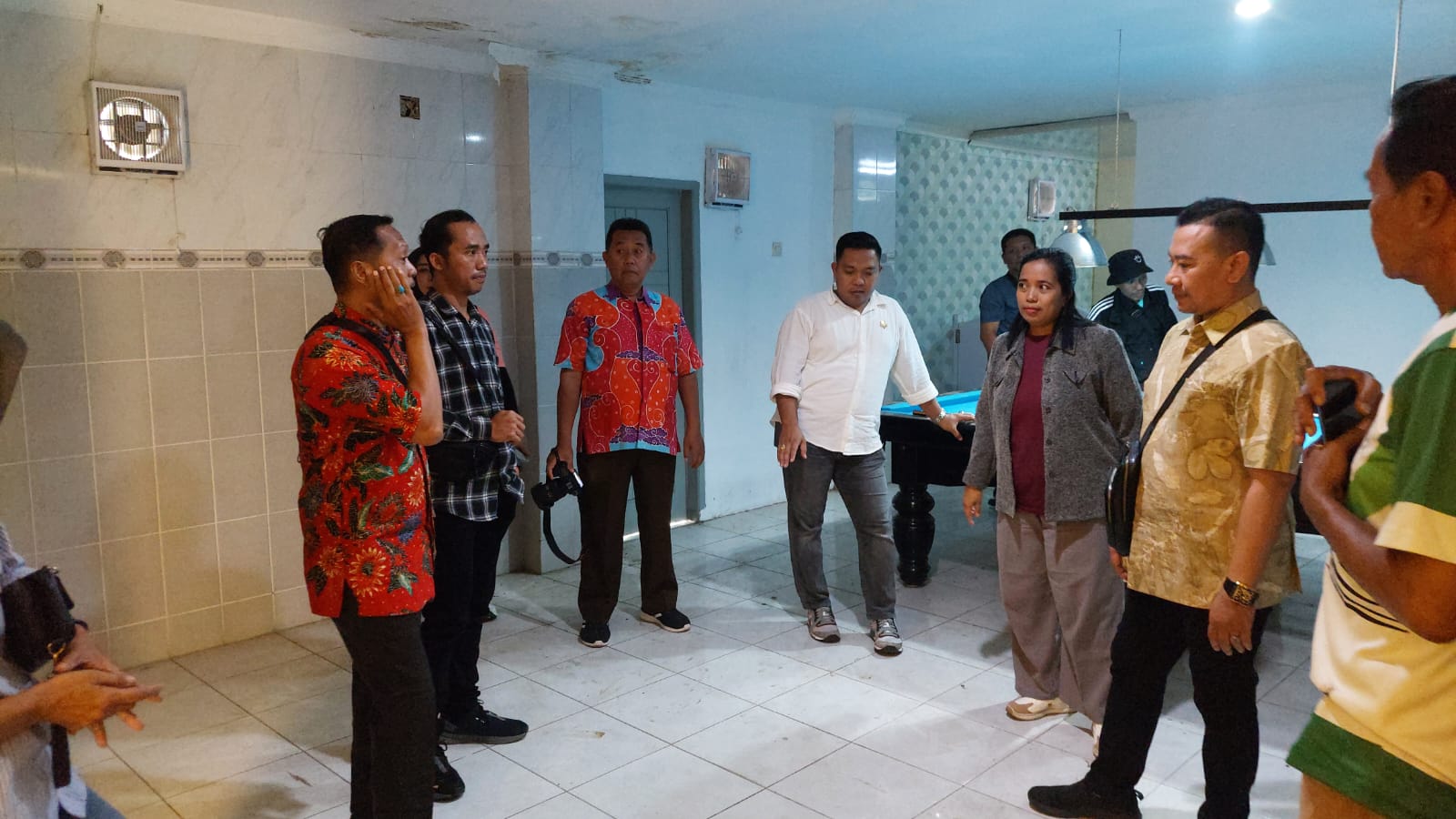 ADA MEJA BILIAR: Meja biliar, menjadi salah satu fasilitas yang ada di ruangan privat, kantor KONI Kota Probolinggo.