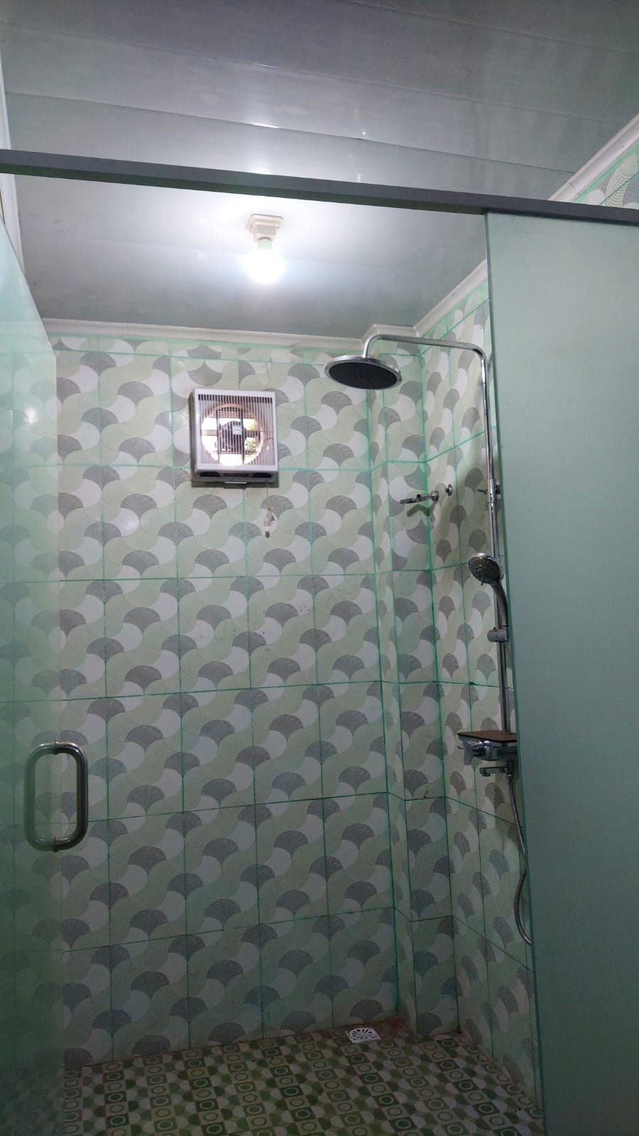 Kondisi kamar mandi di ruangan privat kantor KONI Kota Probolinggo.