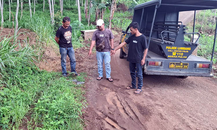 OLAH TKP: Petugas Polsek Lumbang saat melakukan olah TKP aksi begal yang terjadi di Welulang, Kecamatan Lumbang.