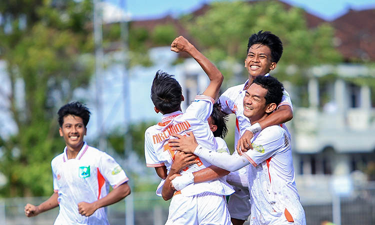 SUPERSUB: Nurchaqiqi disambut pemain Persekabpas usai mencetak dua gol di laga melawan Persiba Bantul di Gelora Samudra, Badung, Jumat (27/12) sore.