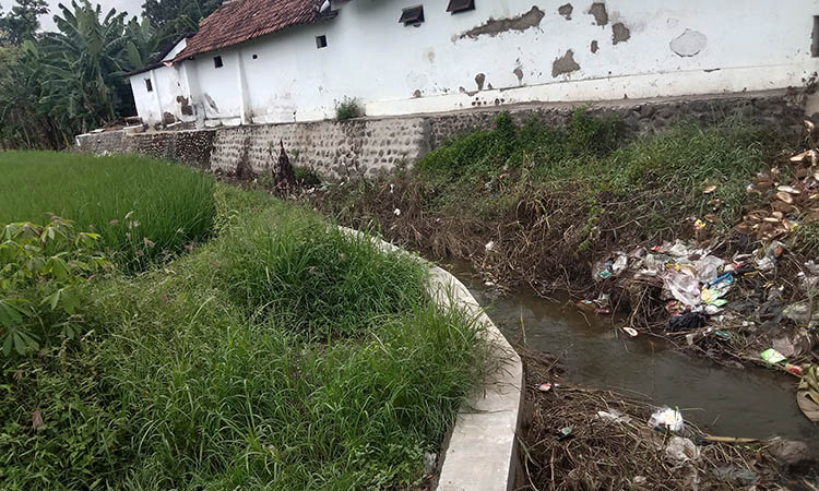 DANGKAL: Sungai Bujel yang disebut-sebut menjadi tempat perhentian pertama Kiai Tuan dan istrinya ke Probolinggo. Sungai tersebut, dulunya lebar dan dalam. Sehingga cukup untuk memutar perahu.