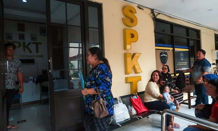 MELAPOR: Sejumlah korban saat melaporkan IM, bos skin care Pasuruan yang diduga menipu dengan berkedok investasi. (Mokhamad Zubaidillah/ Radar Bromo)