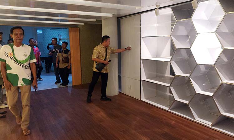 MEWAH: Komisi I DPRD Kota Probolinggo menemukan adanya ruang privat di Kantor KONI Kota Probolinggo. Ruangan ini mewah layaknya fasilitas hotel. (Arif Mashudi/ Radar Bromo)