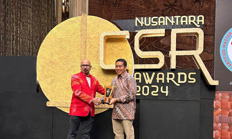 MEMBANGGAKAN; Presiden Direktur PT Paiton Energy, Fazil Erwin Alfitri, raih Trofi Kehormatan Keris di Nusantara CSR Awards 2024 atas transformasi bisnis berkelanjutan.