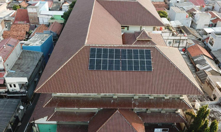 ENERGI HIJAU; PT Paiton Energy wujudkan PLTS atap di SMKN 54 Jakarta melalui Solar School Program untuk edukasi energi terbarukan dan dukung pengurangan emisi karbon.