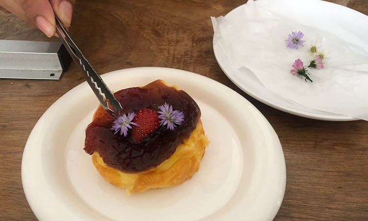 MENARIK: Sebuah cake ala Korea saat dihias dengan sentuhan bunga peacock warna ungu.