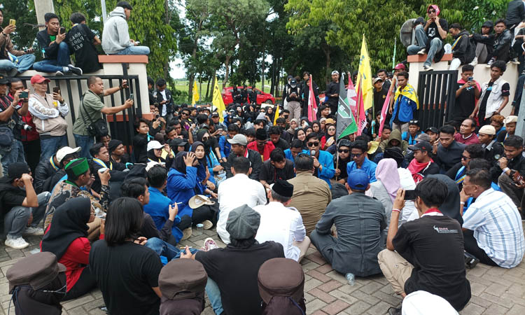 DIAJARI: Kuliah Umum diberikan kepada para anggota DPRD Kabupaten Probolinggo oleh para mahasiswa yang tergabung dalam kelompok-kelompok Cipayung Probolinggo.