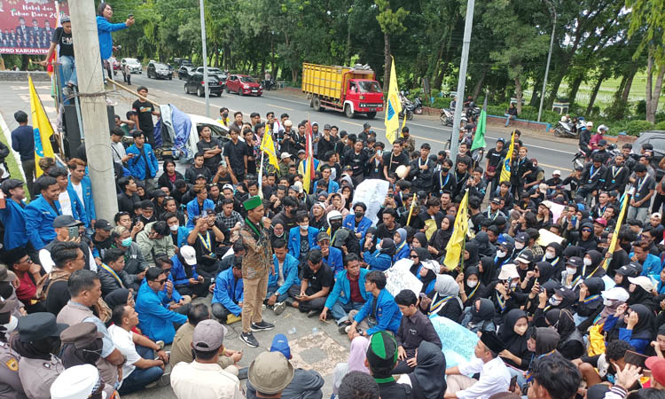 DIAJARI: Kuliah Umum diberikan kepada para anggota DPRD Kabupaten Probolinggo oleh para mahasiswa yang tergabung dalam kelompok-kelompok Cipayung Probolinggo.