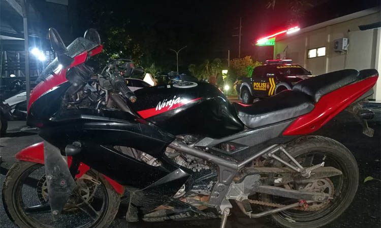 DITINGGAL: Motor Kawasaki Ninja 150 R tanpa nopol yang ditinggal depan halaman rumah warga. Motor ini sudah diamankan di Mapolsek Sukorejo.