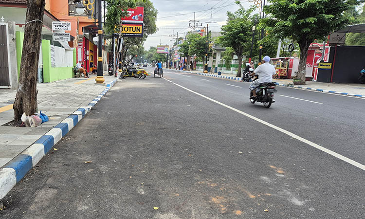 MULUS: Jalan Wahid Hasyim Kota Pasuruan yang telah mulus. Pemkot Pasuruan mengalokasikan Rp 5 miliar untuk pengaspalan hotmix dan peningkatan drainase.