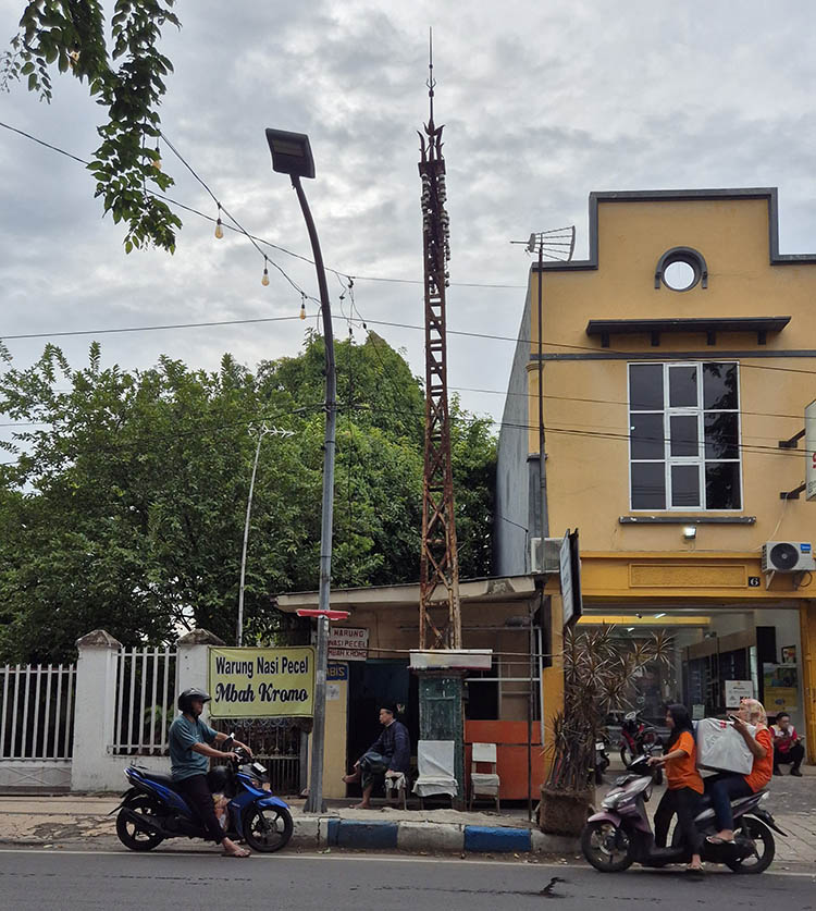 CAGAK: Salah satu tiang listrik atau cagak ANIEM yang ada di Jalan Wahidin. Lokasi menuju gedung ANIEM tertutup oleh warung pecel.