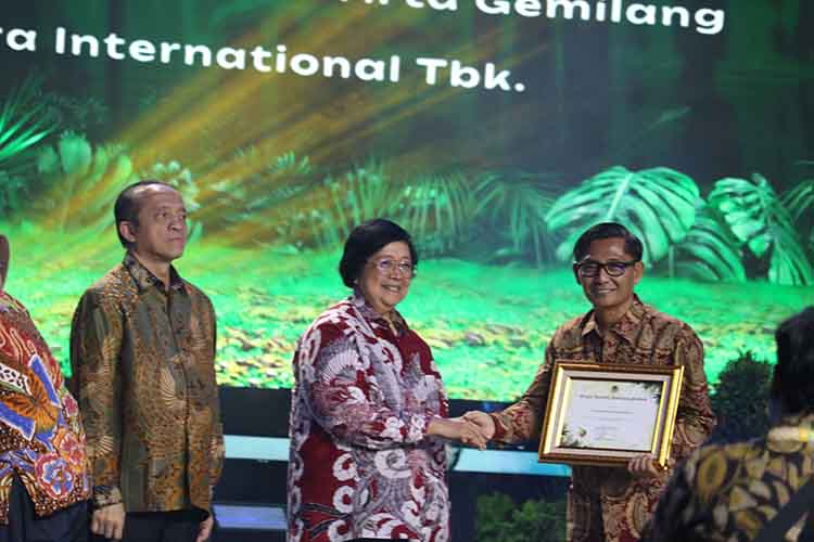 PROKLIM: Senior Manager PLN NP UP Paiton Dwi Juli Harsono menerima penghargaan Proklim dari KLHK.