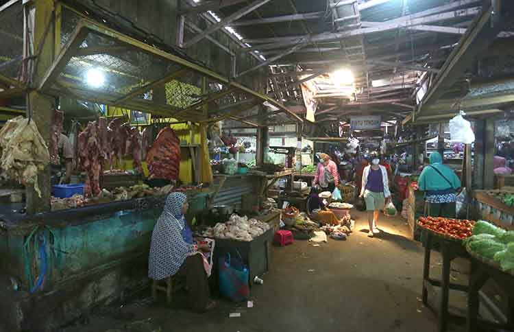 SUMBER PAD: Sejumlah pengunjung dan pedagang berada di Pasar Baru, Kota Pasuruan, yang menjadi salah satu sumber PAD Kota Probolinggo.