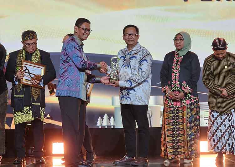 PIAGAM: PLN Nusantara Power UP Paiton diganjar Piagam Aditama dari Kementerian ESDM atas komitmennya dalam penerapan co-firing pembangkit.