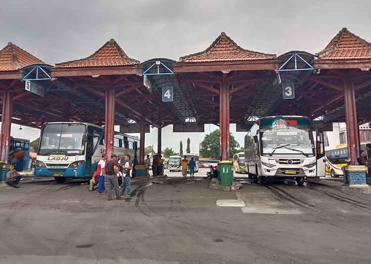 NGETEM: Sejumlah bus menunggu penumpang di Terminal Bayuangga, Kota Probolinggo.