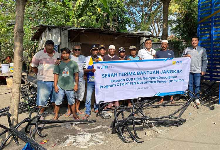 SERAH TERIMA: PLN Nusantara Power UP Paiton menyerahkan 46 jangkar besi kepada Kelompok Usaha Bersama (KUB) Ojek Laut Nelayan di Desa Binor, Kecamatan Paiton.