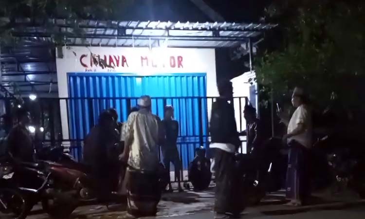 Sejumlah warga mendatangi lokasi pembegalan di Rembang, Pasuruan.