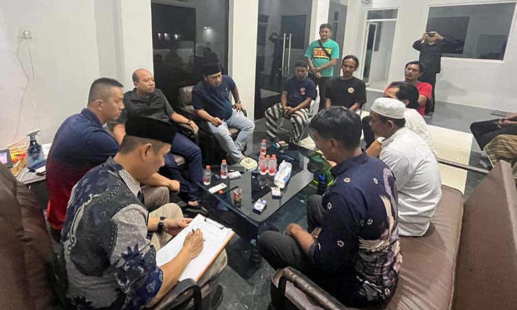 warga saat melurug pabrik yang baru trial di Kraton, Pasuruan.