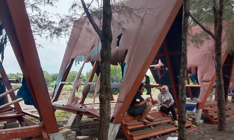 MEMPRIHATINKAN: Gazebo di Pantai Bahak yang kondisinya memprihatinkan. (Inayah/ Radar Bromo)