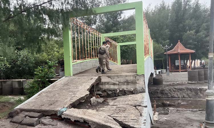 Kondisi salah satu fasilitas Pantai Bahak yang rusak.