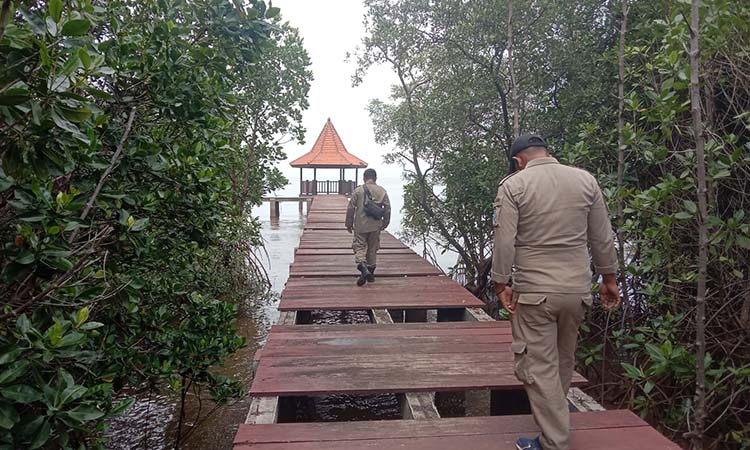 Kondisi broadwalk yang bolong-bolong membahayakan pengunjung. (Innayah/ Radar Bromo)