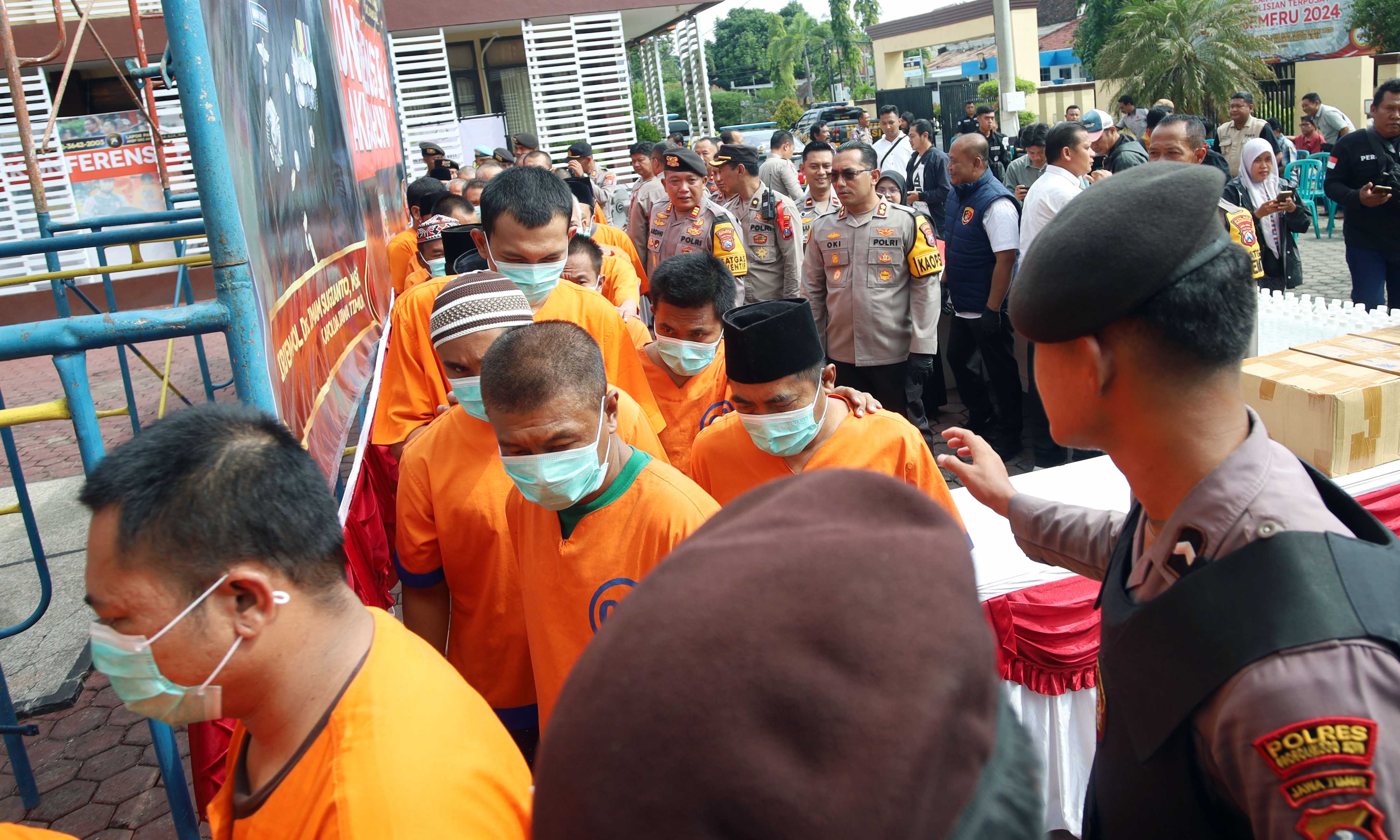 BERBARIS: Sejumlah tersangka dari sejumlah kasus yang diamankan Polres Probolinggo Kota ditunjukkan kepada awak media Senin (30/12).